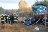 Gmina Rzeczenica. Jedna osoba zginęła po tym jak samochód wjechał pod pociąg w Trzmielewie