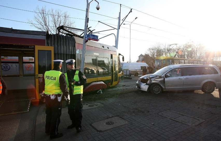 Wypadek na Zgierskiej w Łodzi. Zderzenie tramwaju z samochodem [ZDJĘCIA]