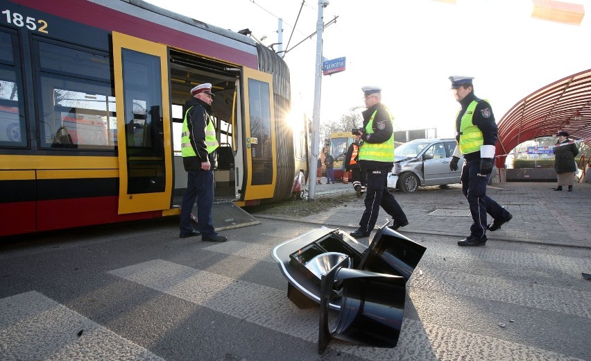 Wypadek na Zgierskiej w Łodzi. Zderzenie tramwaju z samochodem [ZDJĘCIA]