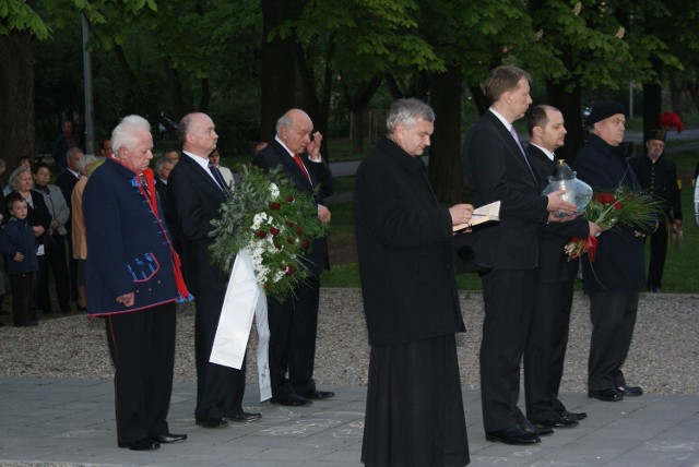 Pod pomnikiem powstańców