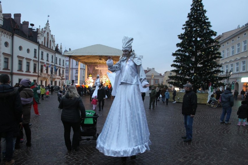 Świąteczne Miasteczko w Rzeszowie oficjalnie otwarto w...