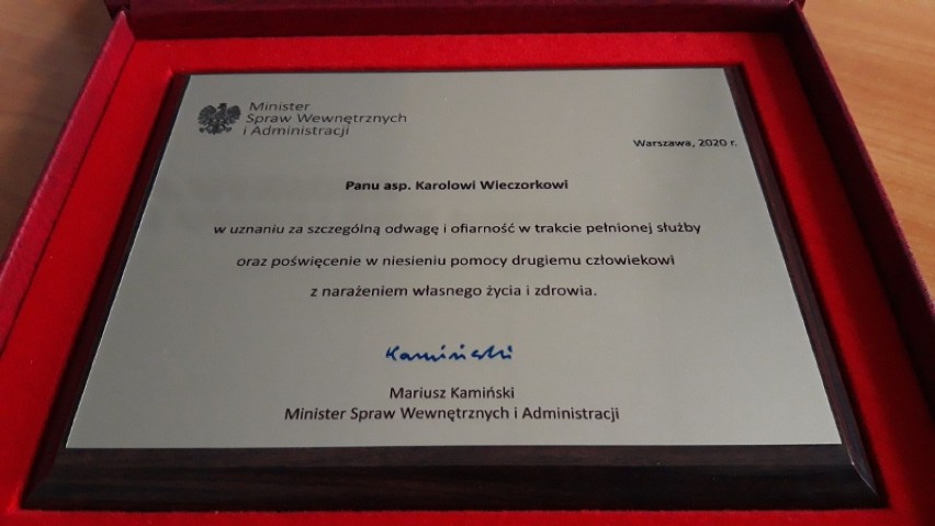 Dzielnicowy Karol Wieczorek otrzymał nagrodę od ministra. Wielokrotnie ratował ludzkie życie na służbie i po jej zakończeniu