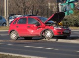 Zderzenie osobówki z koparką na skrzyżowaniu Krochmalnej i Diamentowej w Lublinie (zdjęcia, wideo)