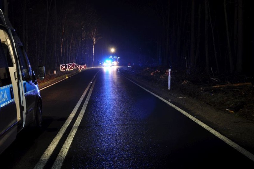 Policja: 27- latek stracił panowanie nad samochodem i uderzył w drzewo [ZDJĘCIA]