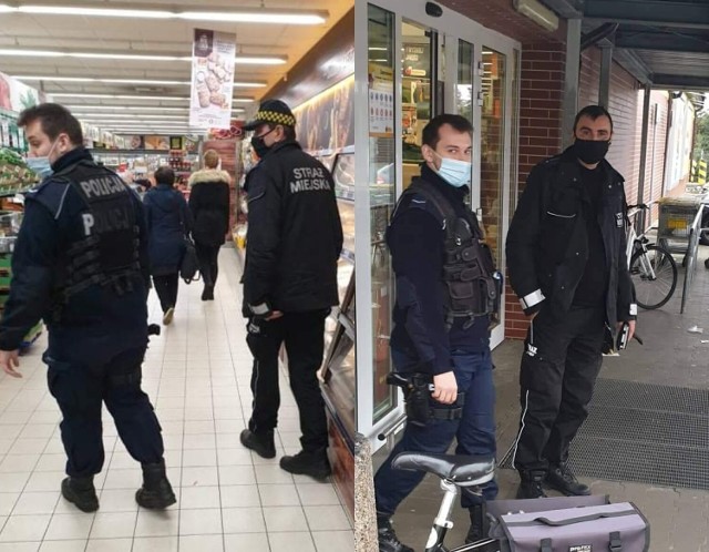 Kontrole policji i straży miejskiej w sklepach w Krośnie Odrzańskim.