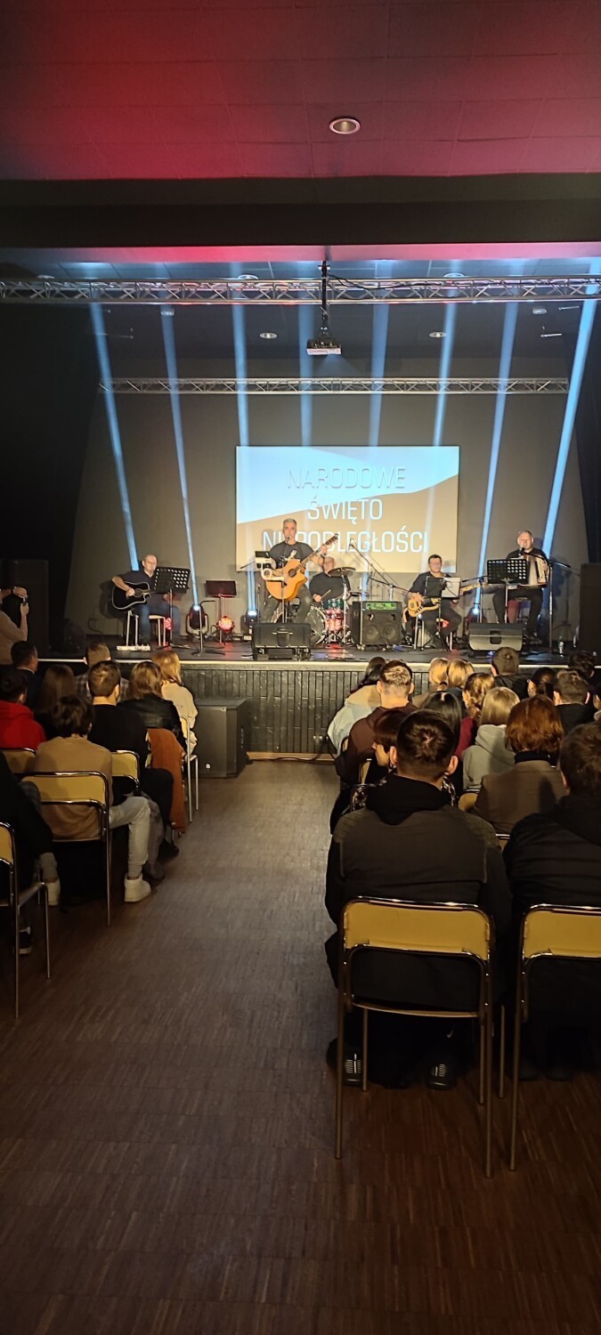 Patriotyczny koncert Kapeli PSP Sieradz w Błaszkach. Na sali...