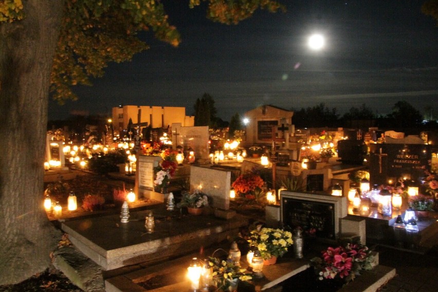 Wybraliśmy się na nocny spacer po cmentarzu parafialnym w...