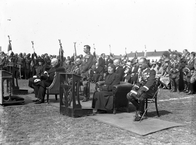 Prezydent w 1932 roku w Rzeszowie podczas odsłonięcia pomnika Lisa-Kuli od lewej na pierwszym planie: Aleksandra Piłsudska, Ignacy Mościcki, Elżbieta Kula