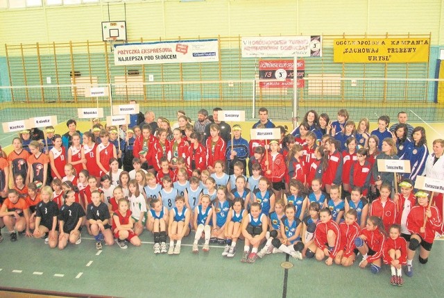 W turnieju w Tomaszowie Maz. rywalizowało 100 młodych siatkarek z 39 klubów z Polski