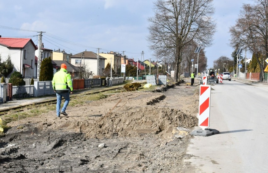 Budowa ścieżek rowerowych przy ulicy 3 Maja w Pińczowie.