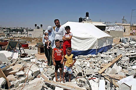 Palestyńska rodzina na gruzach swojego domu