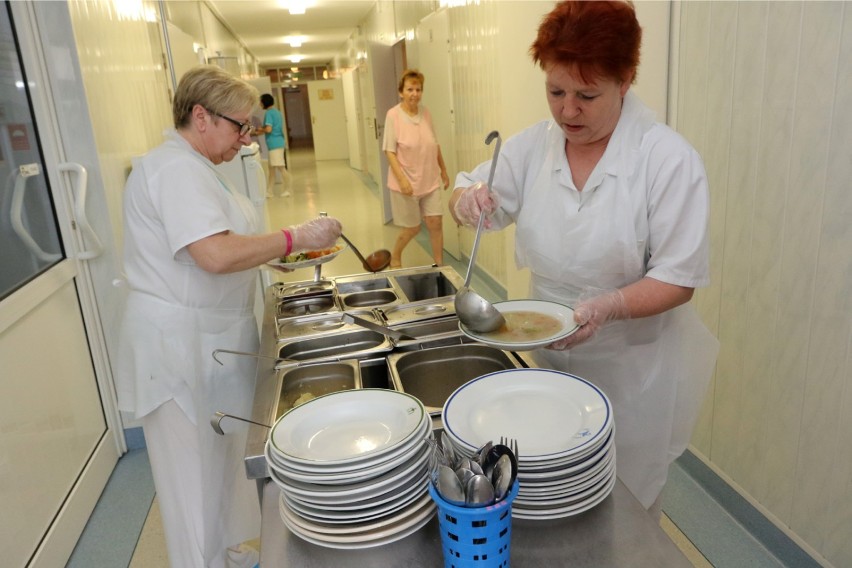 Pacjentki Szpitala Praskiego wybierają zestaw obiadowy....