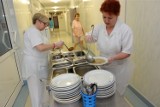 Pacjentki Szpitala Praskiego wybierają zestaw obiadowy. Innowacja czy standard? 