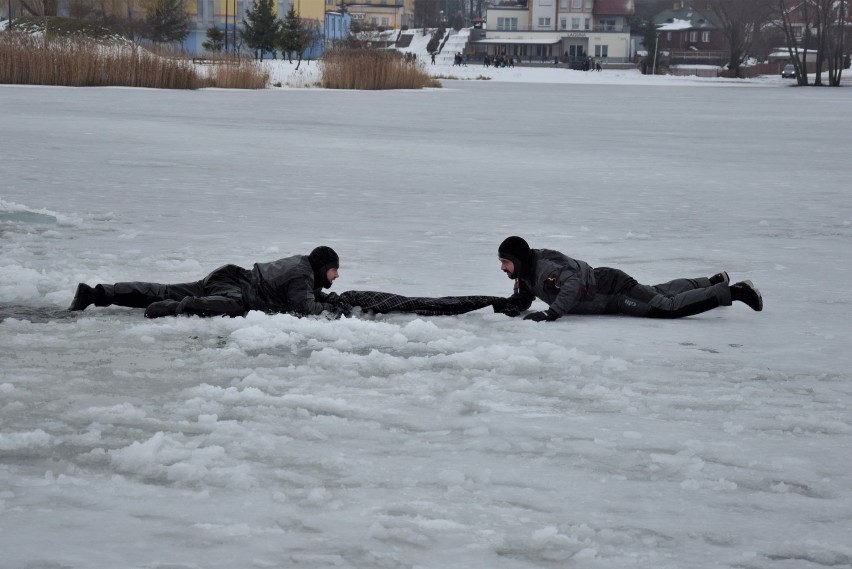 Załamał się pod nim lód. Wpadł do lodowatej wody i próbował się z niej wydostać... (zdjęcia, wideo)