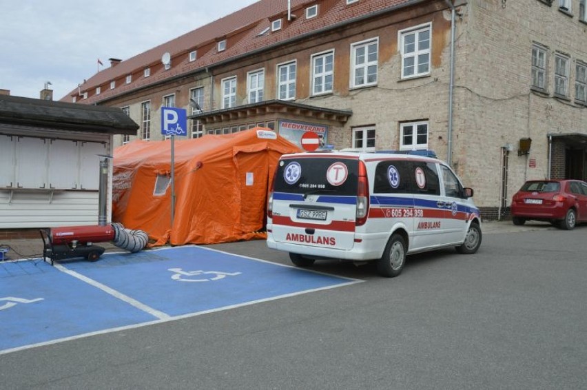 Pomarańczowy namiot przed Szpitalem Polskim