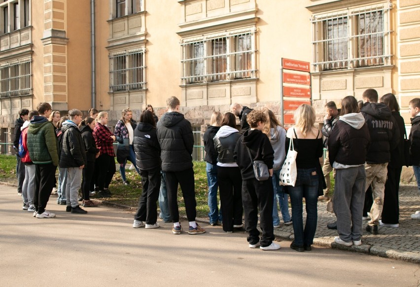 Akademia Nauk Stosowanych w Wałbrzychu przyciągnęła setki licealistów. Co się działo na dniach otwartych? Zdjęcia