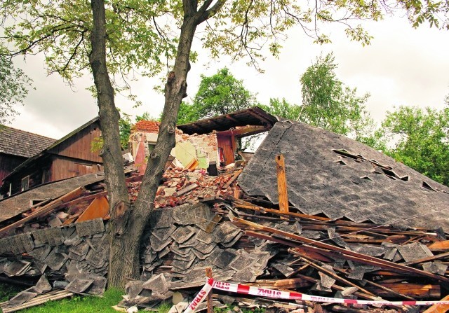 Murowane domy zniszczyły osuwiska. Składał się one jak budowle wznoszone z kart