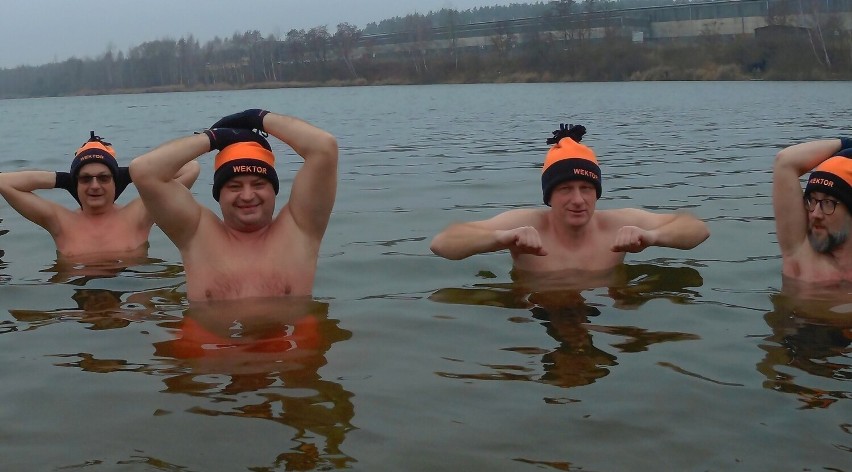 Pierwsza kąpiel ekipy ze Starachowickiego Klubu Morsów Wektor podczas astronomicznej zimy. Woda miała 2 stopnie. Zobacz zdjęcia