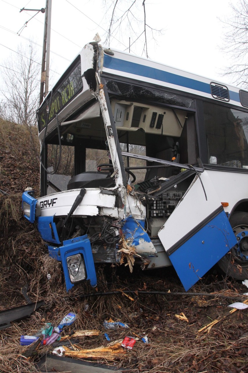 Gdynia. Flesz z przeszłości. 4.12.2009. Autobus wypadł z alei Zwycięstwa. Potężne korki w Orłowie