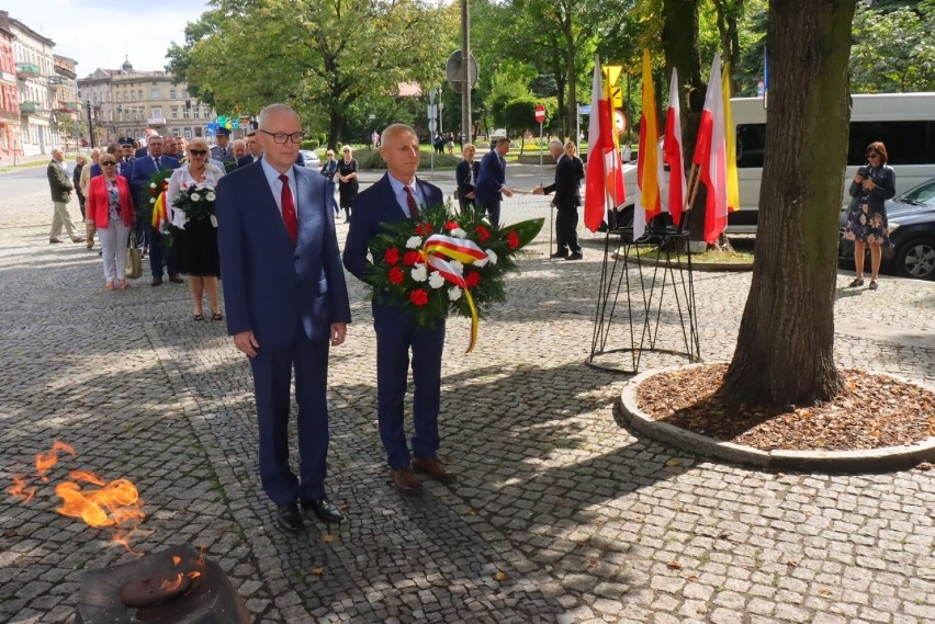 Posterunek honorowy wystawił Garnizon Inowrocław. Kwiaty...