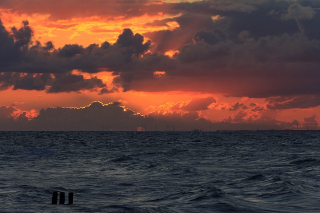 Wschód słońca widziany z mola w Unieściu