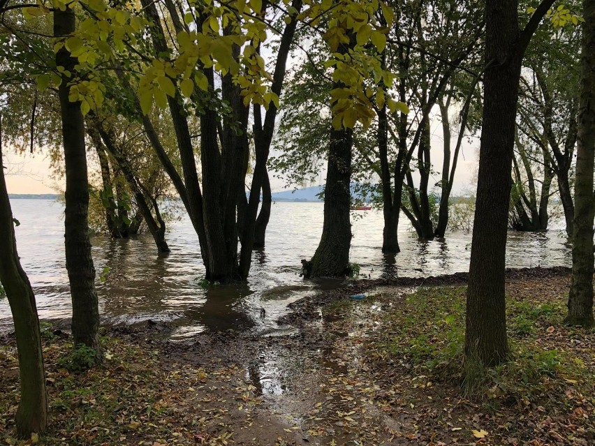 Podtopiona plaża i zniszczenia po okresie zwiększonego...