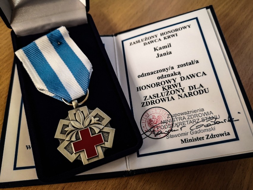 Policjant z komisariatu w Wasilkowie odznaczony. Kamil Jania od 12 lat pomaga innym