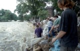 Powódź Tysiąclecia we Wrocławiu. Wielka woda zalała zoo, było o krok od tragedii [ZDJĘCIA Z ARCHIWUM]