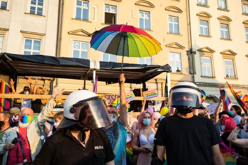 Policja interweniowała w czasie demonstracji środowisk LGBT+ i ich przeciwników. Członkini Partii Razem zaatakowana gazem pieprzowym