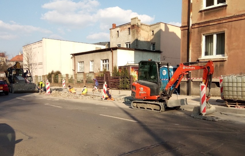 Remont zatok autobusowych przy ulicy Bankowej w Kaliszu. W...