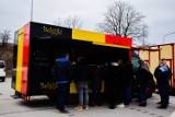 Festiwal Smaków Food Trucków 2018 w Gdańsku. Tłumy na parkingu przed Galerią Metropolia [zdjęcia]
