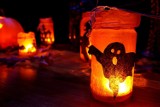 Halloween – skąd wzięła się ta tradycja? Zobacz, jak wykonać halloweenowe dekoracje, świetnie się przy tym bawiąc!