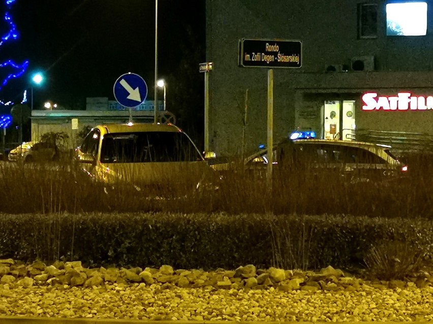 Mazda wjechała do środka ronda we Włocławku