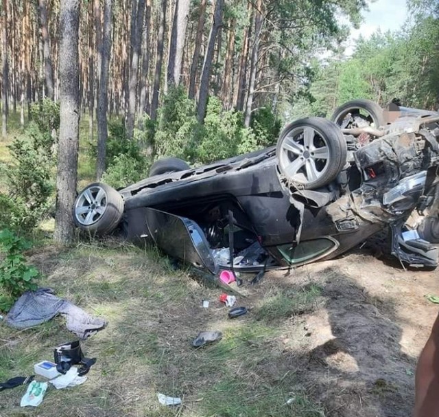 Tak wyglądało BMW po dachowaniu na trasie Osie - Rybno