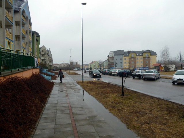 Parking na ul. Kazimierza Wielkiego jest zbyt płytki, samochody tarasują niemal połowę jezdni