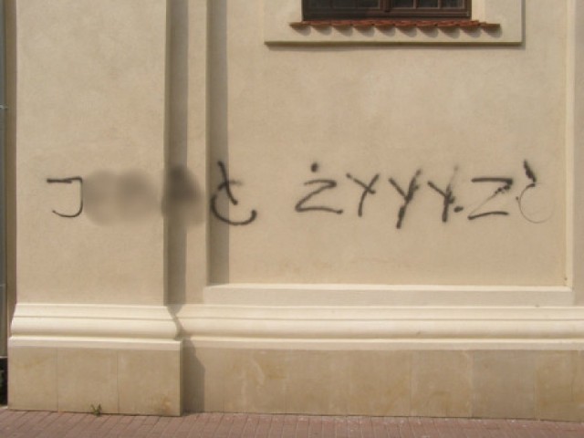 Wulgarny napis na zamojskiej synagodze: miasto da pieniądze na jego usunięcie