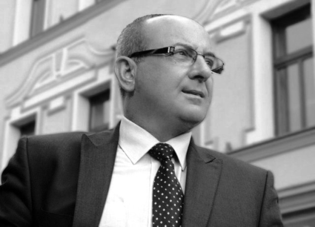 Grzegorz Haraśny - wiceprezydent Tomaszowa Maz.

Zginął w pożarze, który wybuchł w jego mieszkaniu w kamienicy przy ul. Warszawskiej. Miał 59 lat.

Samorządowcem był kilkanaście lat. W latach 2006-2010 były wiceprezydentem Tomaszowa odpowiedzialnym za inwestycje, gospodarkę komunalną i przestrzenną. Był współtwórcą struktur Platformy Obywatelskiej w Tomaszowie, przez wiele lat stał na czele struktur powiatowych.  W latach 2010-2014 był radnym Powiatu Tomaszowskiego z ramienia Platformy Obywatelskiej. Był inicjatorem utworzenia Skweru 4 czerwca przy ul. Barlickiego, gdzie co roku organizował spotkania. W ostatnich latach wycofał się z polityki.