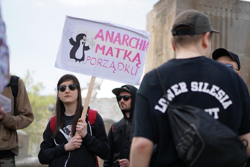 Anarchiści i syndykaliści przeszli przez centrum Wrocławia [ZDJĘCIA]