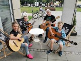 Wakacyjna szkółka gitarowa rusza w zduńskowolskim Ratuszu ZDJĘCIA