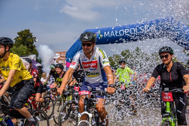 Ponad tysiąc uczestników stanęło na starcie rajdu Małopolska Tour w Tarnowie, 21.08.2022