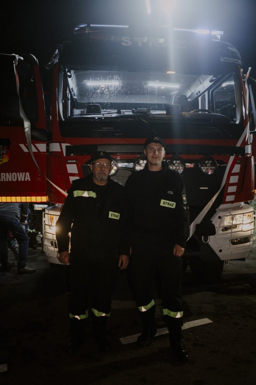 Strażacy z OSP Żarnowa mają nowy wóz ratowniczo-gaśniczy. Tłumy mieszkańców witały nowy pojazd [ZDJĘCIA]
