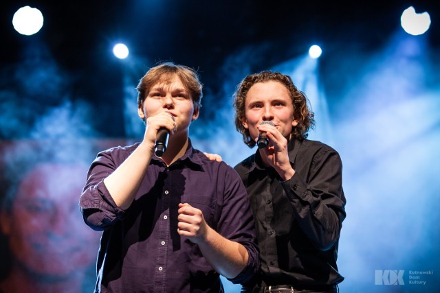 Robert Puczka i Jan Gostumski zajęli pierwsze miejsce i zdobyli nagrodę publiczności w konkursie wokalnym podczas Ogólnopolskiego Festiwalu Jeremiego Przybory w Kutnie