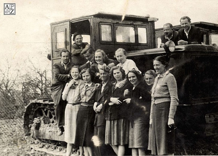 Zakład TOR - pracownicy przy "stalińcu", Zamość, 1950...