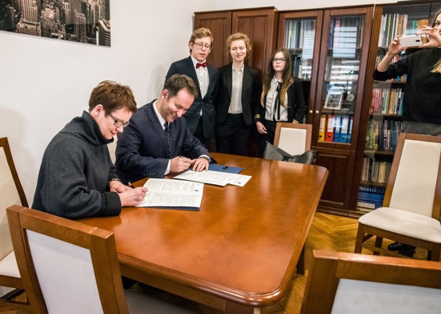 Podpisanie umowy między Teatrem Zagłębia i IV LO im. S. Staszica w Sosnowcu