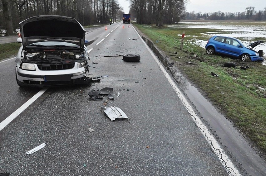 Biała Podlaska. 77-letni kierowca doprowadził do podwójnego zderzenia. Pasażerka passata trafiła do szpitala