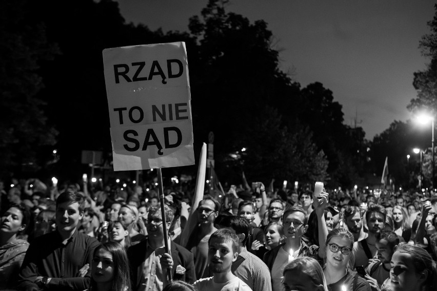 Nocne protesty w Warszawie. Tłumy protestowały pod Sejmem i...