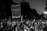 Nocne protesty w Warszawie. Tłumy pod Sejmem i na Krakowskim Przedmieściu! [ZDJĘCIA, WIDEO]