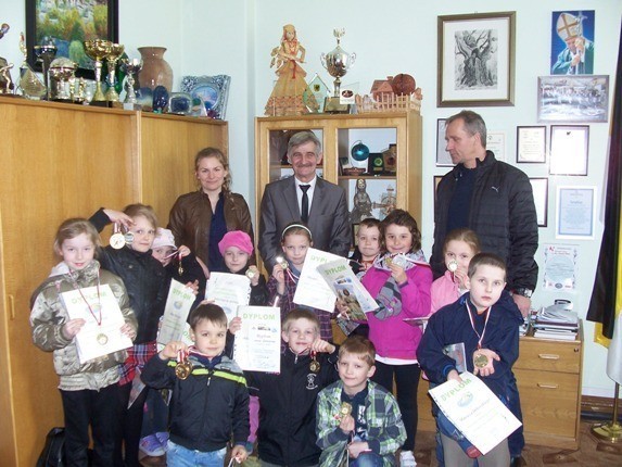 Szkoła Podstawowa nr 3 w Chojnicach: Sukces młodych, chojnickich pływaków [FOTO]