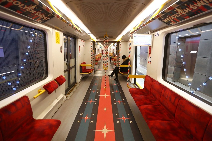 Świąteczne metro w Warszawie 2019. Kolorowe pociągi ponownie wyjechały na trasę. Zobaczcie, jak wyglądają [ZDJĘCIA]