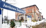 Najstarszy węzeł kolejowy w Jankowej Żagańskiej. Dworzec się rozpada i nikogo to nie interesuje. Dawniej tętniło tu życie